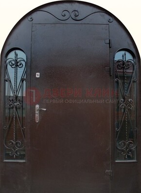 Арочная дверь со стеклом и ковкой ДА-16 под старину в Щелково