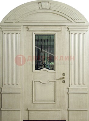 Белая входная дверь массив со стеклом и ковкой ДА-49 в Щелково