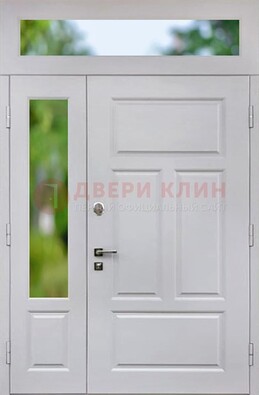 Белая полуторная железная дверь со стеклом и фрамугами ДФГ-10 в Щелково