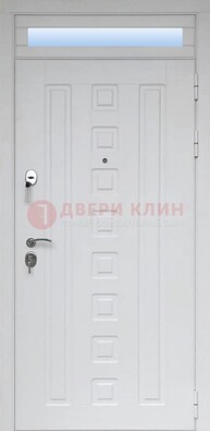 Белая металлическая дверь с фрамугой для коттеджа ДФГ-21 в Щелково