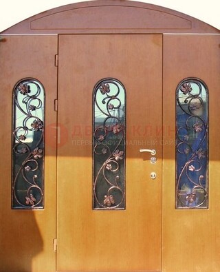 Парадная дверь со стеклянными вставками и ковкой ДПР-28 в общественное здание в Щелково