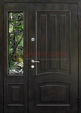 Парадная дверь со стеклянными вставками и ковкой ДПР-31 в кирпичный дом в Щелково