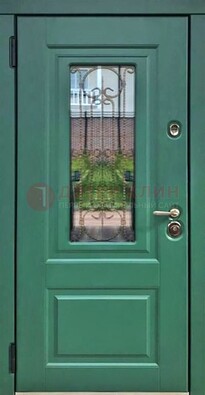 Зеленая металлическая дверь со стеклом и ковкой ДСК-113 в Саранске