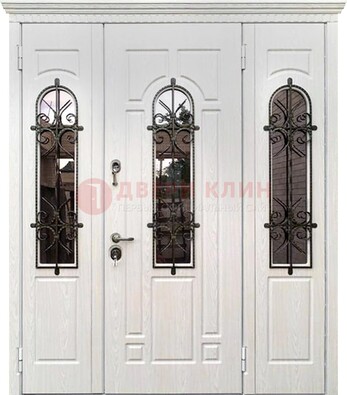 Белая распашная стальная дверь со стеклом и ковкой ДСК-125 в Щелково