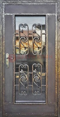 Коричневая наружная дверь порошок со стеклом и ковкой ДСК-160 в Ростове-На-Дону
