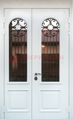 Белая стальная дверь стекло с ковкой и филенкой ДСК-201 в Щелково