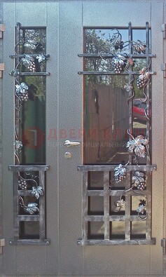Распашная уличная дверь Порошок со стеклом и ковкой ДСК-221 в Щелково