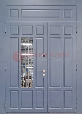 Серая двухстворчатая дверь Винорит со стеклом и ковкой ДСК-234 RAL 7024 в Щелково