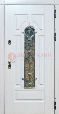 Белая остекленная металлическая дверь с ковкой ДСК-98 в Брянске