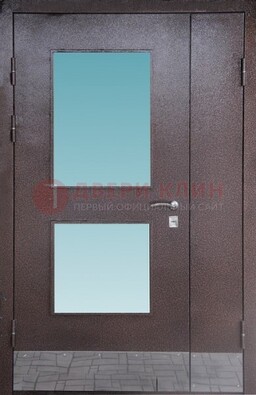 Коричневая тамбурная дверь со стеклянными вставками ДТМ-21 в Щелково