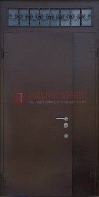 Коричневая тамбурная дверь со стеклянными вставками и ковкой ДТМ-39 в Щелково