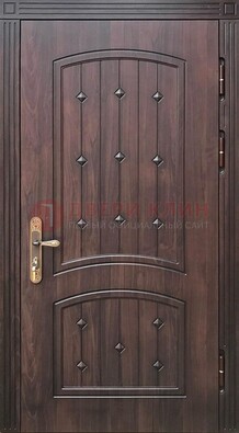 Коричневая уличная дверь с виноритом для дома ДВТ-235 в Щелково