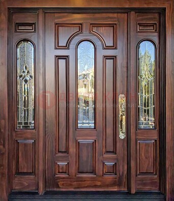 Железная классическая дверь с массивом дуба и витражом ВЖ-18 в Щелково