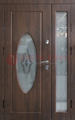 Коричневая двухстворчатая железная дверь с МДФ и витражом ВЖ-33 в Щелково